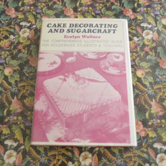 Cake Decorating and SugarCraft by Evelyn Wallace - Picture 2 of 5